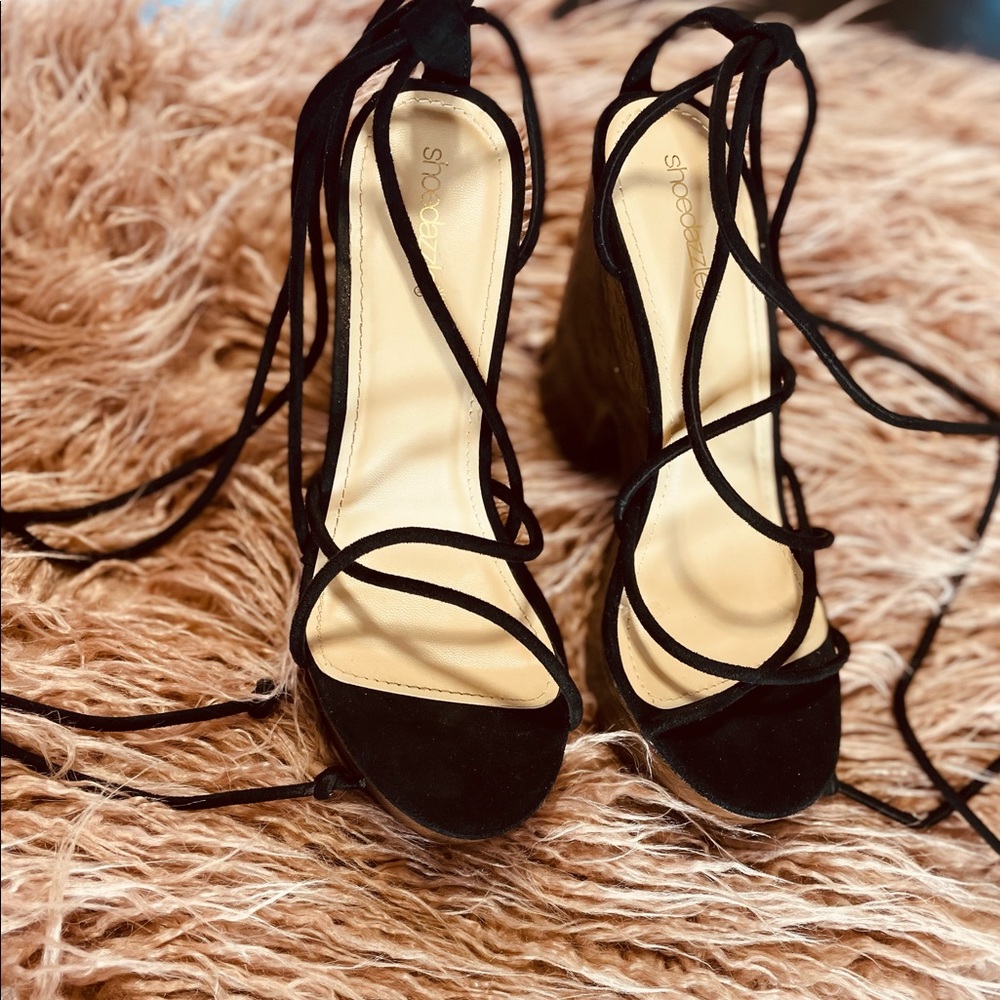 NWOT Women’s black platform heel with wrapped leg, never worn , 8.5